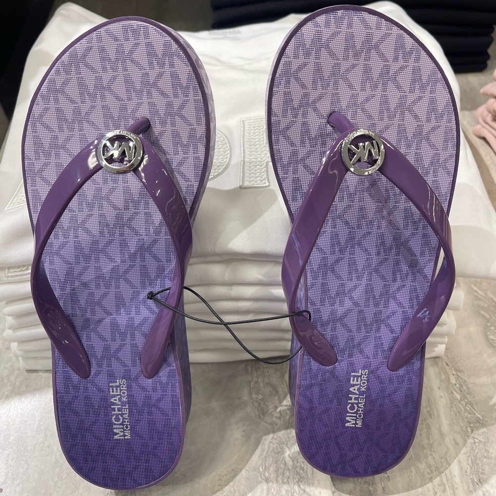 Michael Kors BEDFORD FLIP FLOP
PVC/OMBRE MK SIG
49R6BDFA1Q
Dark Purple 
Platform - Picture 4 of 16